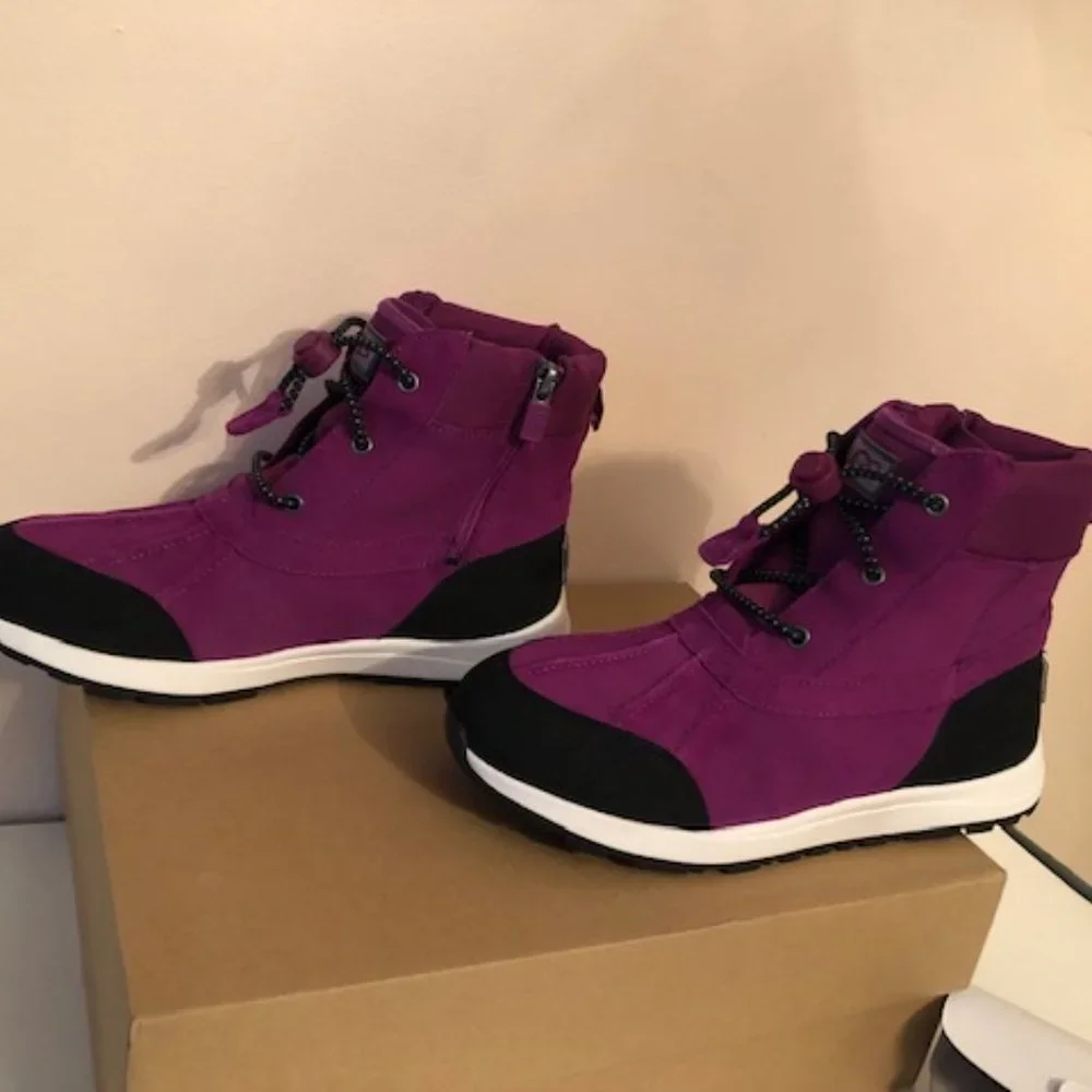 Ugg Turlock Waterproof Leather Snow Boot. Size: 6